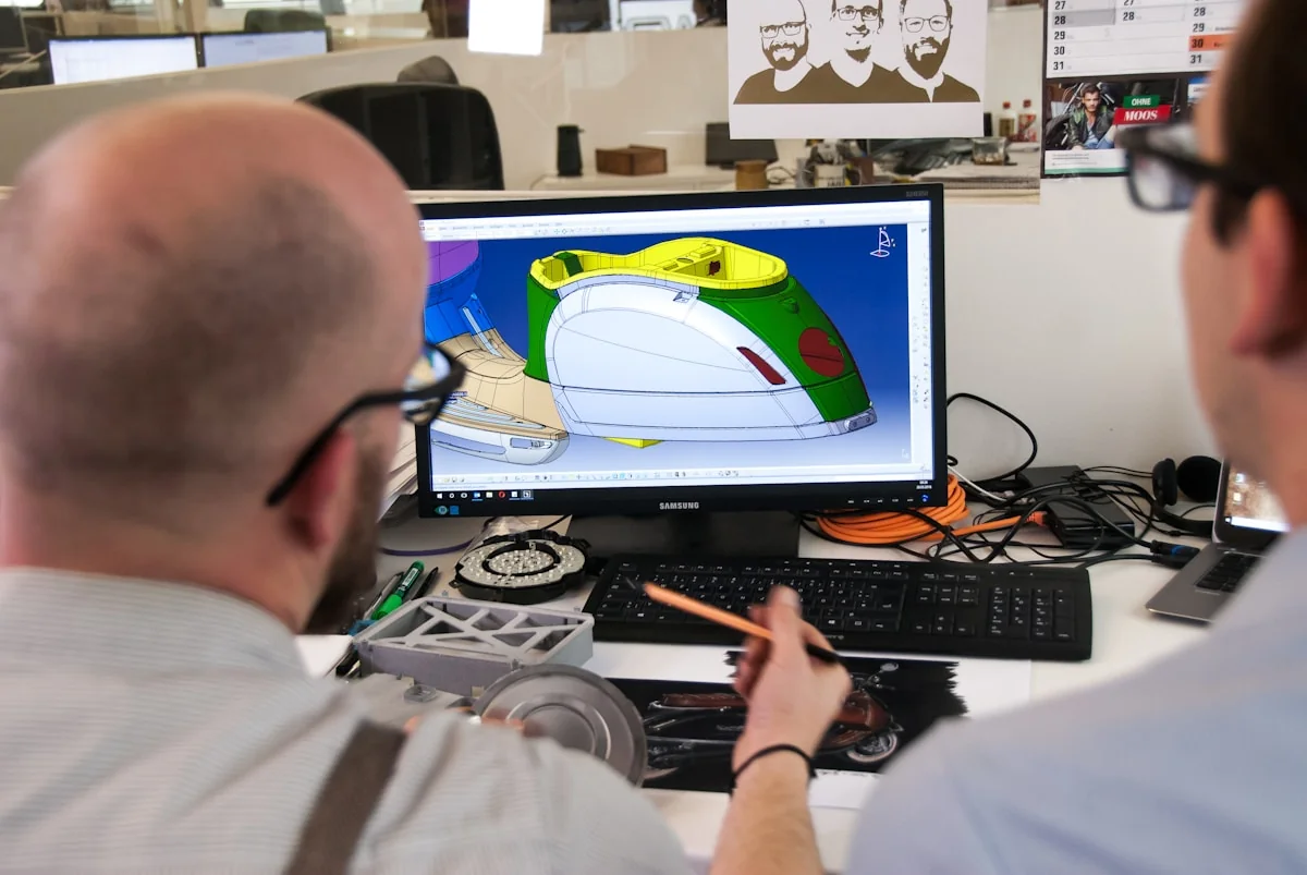 Person som arbetar med 3D-modellering i ett CAD-program på datorskärm